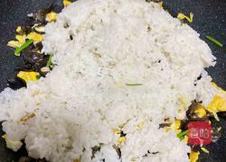 鸡蛋木耳炒饭的做法图解7