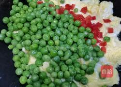鲜豌豆红椒炒鸡蛋的做法图解8