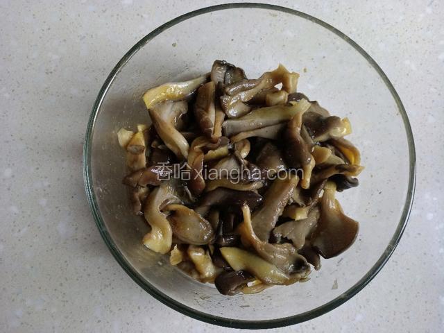 用筷子将碗中所有材料搅拌均匀。
