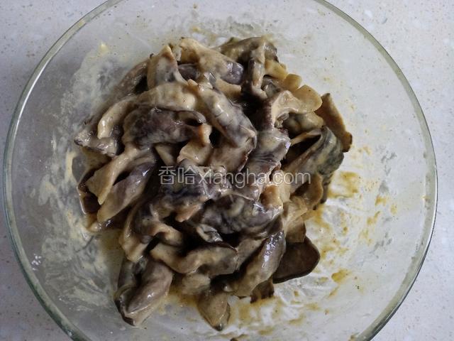 继续搅拌均匀，使每一条蘑菇都能粘满面糊。