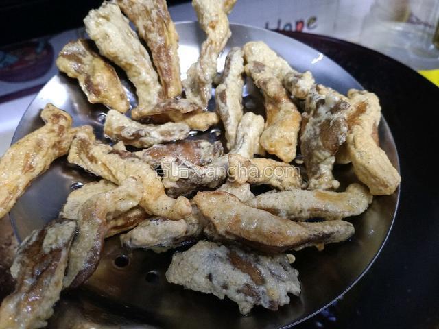 炸至蘑菇表面有触碰感时捞出控油，大约三四分钟。