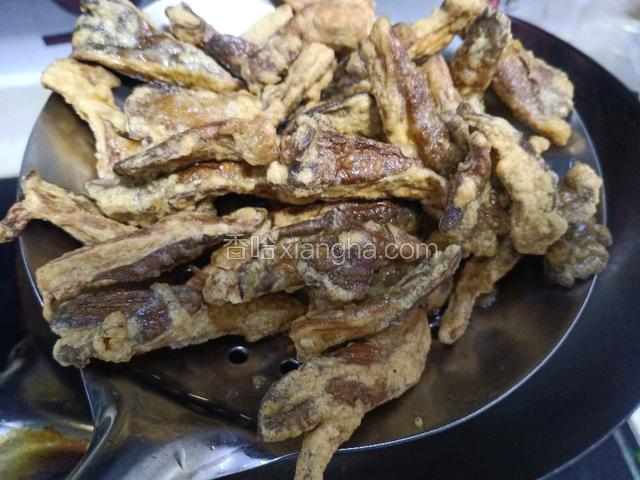 待油温升高，在复炸30秒，捞出控油。