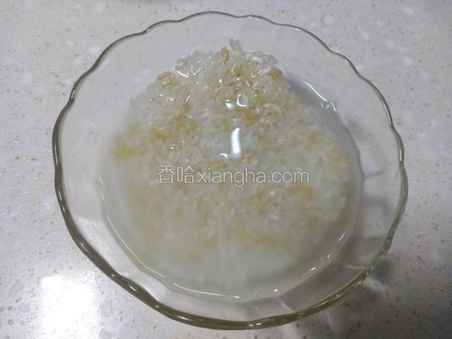大米和糙米放一个碗里，淘洗两遍，沥干水分。