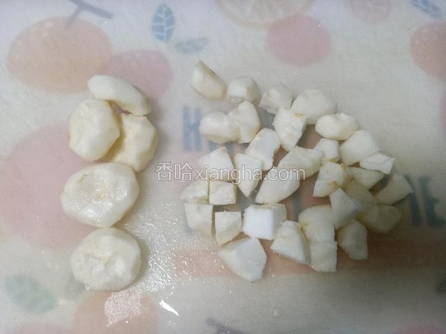 马蹄对半切四块。