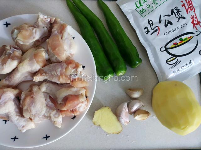 准备新鲜的鸡翅根及所需配菜