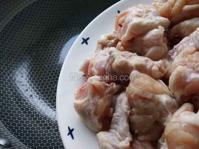锅中油烧热 放少量食盐 放入鸡块