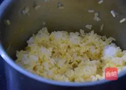 Illustration of how to make bacon and egg fried rice 1