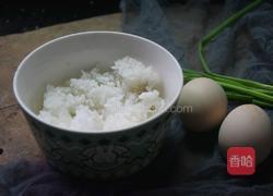 米饭鸡蛋饼的做法图解1