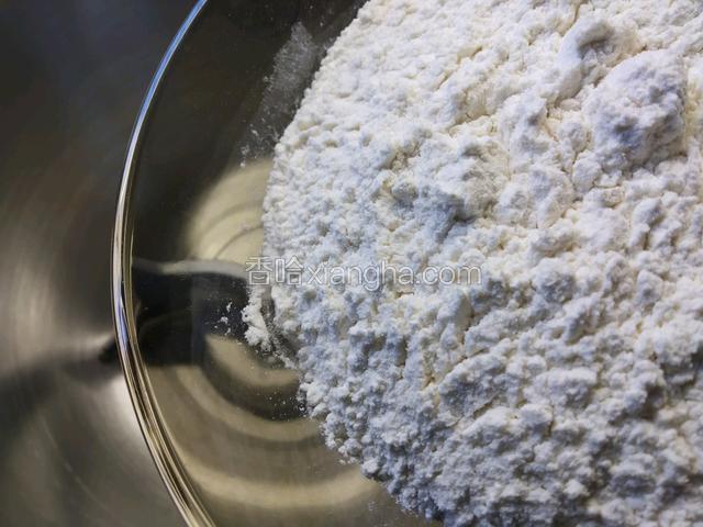 和面桶中放入300g高筋面粉