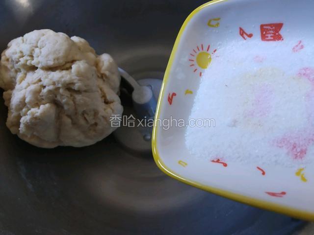 面团成型 放入4g食盐