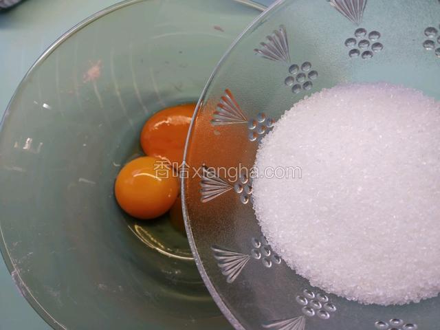 碗中打入两颗蛋黄 加50g白糖