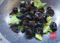 木耳莴笋炒肚条的做法图解9