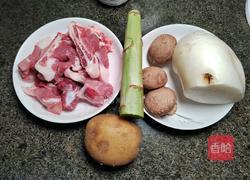 白萝卜烧边排骨的做法图解1