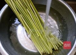 腊肉炒蒜薹的做法图解1