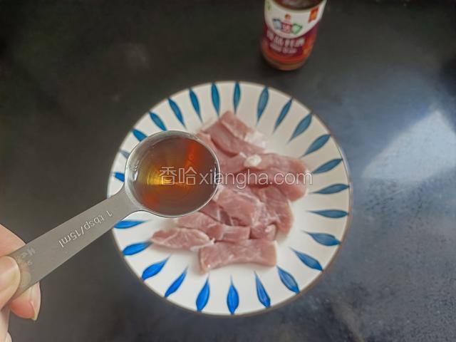倒入15毫升味达美臻品料酒