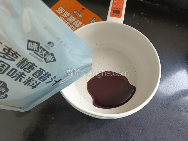 锅内倒入50克味达美菠萝糖醋汁
