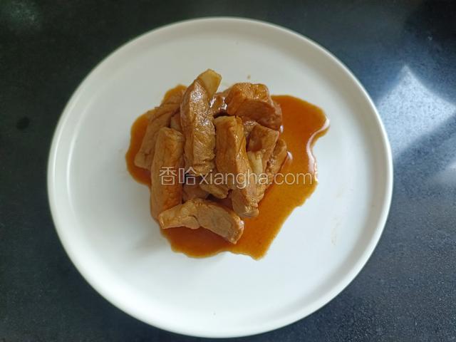 将煮好的糖醋排条盛入盘中