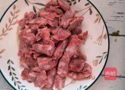 韭菜炒广式腊肠的做法图解1