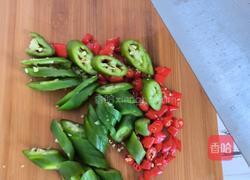 韭菜炒广式腊肠的做法图解3