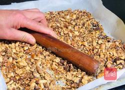 黑芝麻核桃酥的做法图解2