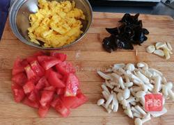 西红柿木耳白玉菇炒鸡蛋的做法图解1