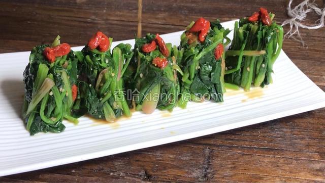 将剩下的枸杞摆在菠菜上面，淋入剩下的料汁即可