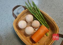 芦笋炒鸡蛋的做法图解1