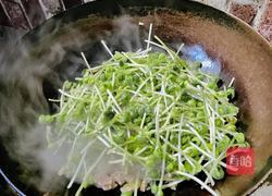 【春季“养肝”】豆苗炒肉的做法图解5