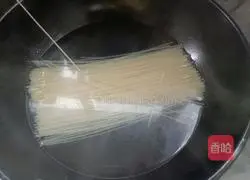 Illustration of how to make fried rice noodles with vegetables 2