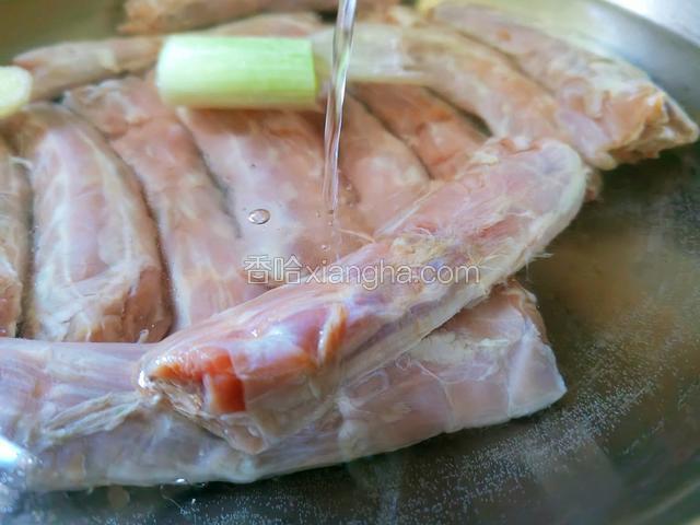 鸭脖凉水下锅，加葱姜料酒焯水3分钟，捞出洗净