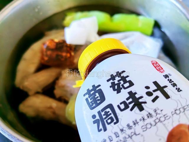 放入菌菇调味汁或者蚝油