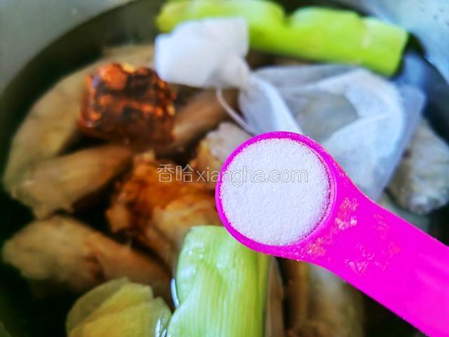 放入食盐调味