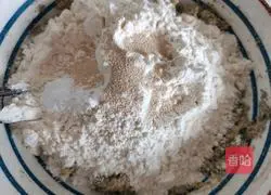 Illustration of how to make black bean dregs cake 8