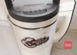 Illustration of making peanut black soy milk 6