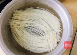 莲花菜鸡蛋炒米线的做法图解2