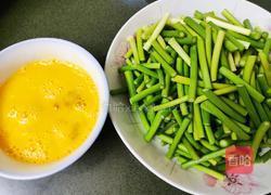 美汁蒜苔鸡蛋小炒的做法图解1