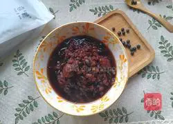 Illustration of how to make black bean and multigrain porridge 1