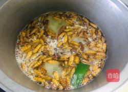 干煸蚕蛹的做法图解1