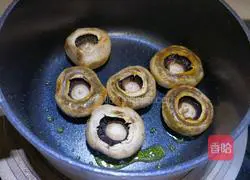 Illustration of how to make fresh mushroom soup 3