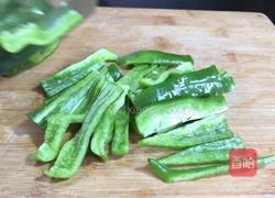 青椒炒平菇的做法图解2