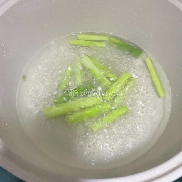锅中水烧开加入芦笋