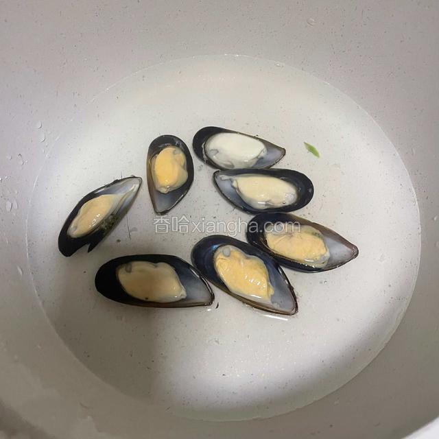 再放入贻贝到开水中焯2分钟