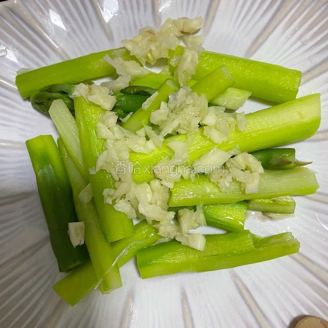 撒上蒜末备用