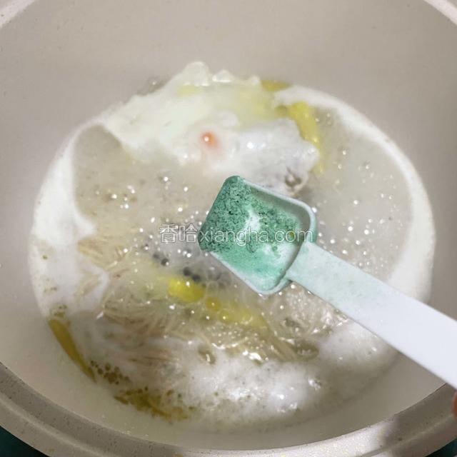 再加入鸡精盐调味