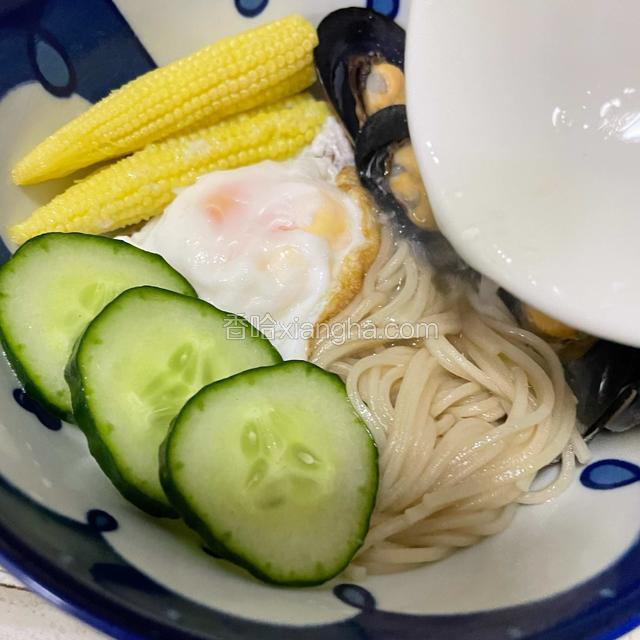 所有食材捞出摆碗里最后淋上面汤，黄瓜切薄片放上就行了