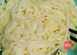 Illustration of how to make fried noodles with bean paste 2