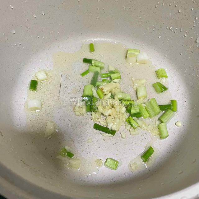 锅中加入适量油烧热加入蒜末，葱末