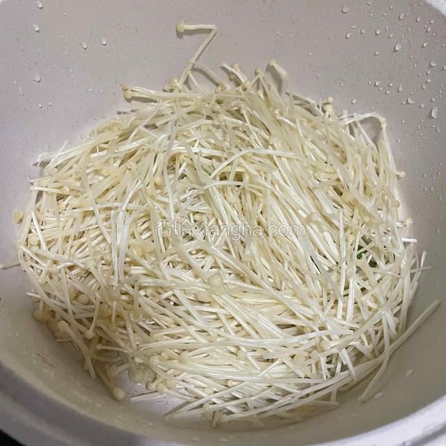再倒入金针菇