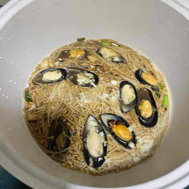 倒入适量饮用水焖煮5分钟