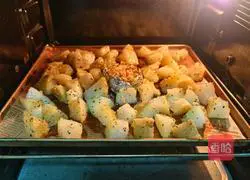 Mediterranean roasted potatoes recipe illustration 9